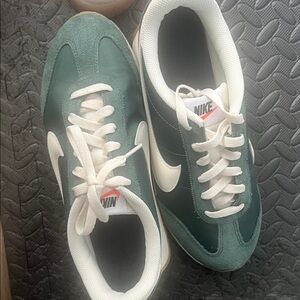 Nike Pacific Forest Green and Cream Sneakers